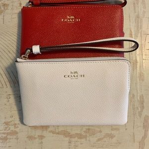♥️Coach Corner Zip Wristlet in Chalk. New